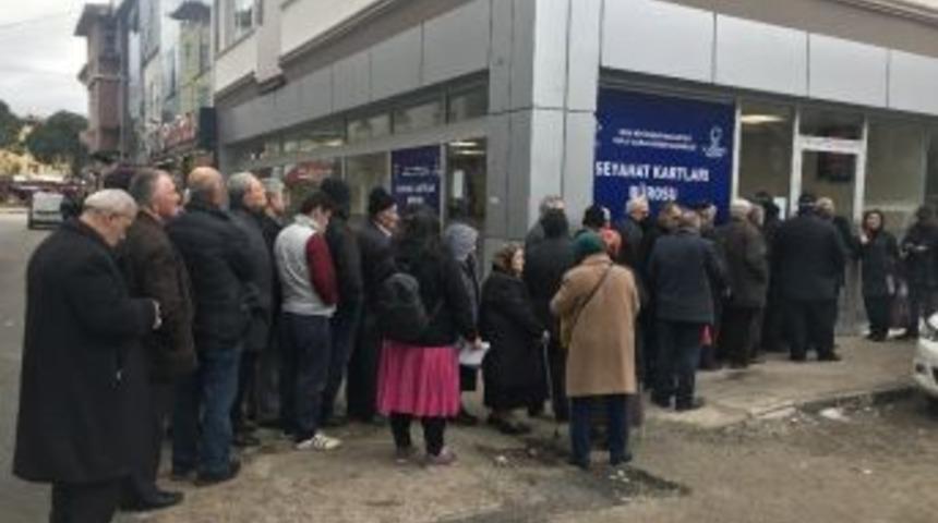 Yaşlıların &Uuml;cretsiz Kart Kuyruğu