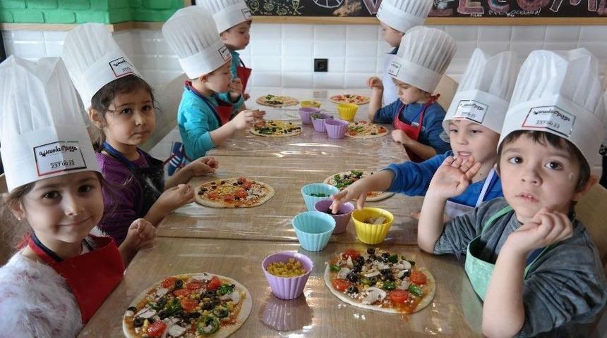 Minikler Kendi Yaptıkları Pizzaları Yediler