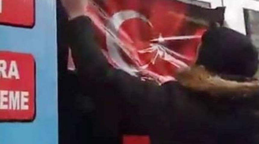 Malatyalı Gencin Bayrak Hassasiyeti Duygulandırdı