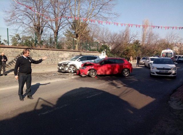 Üsküdar’da Trafik Kazası: 2 Yaralı