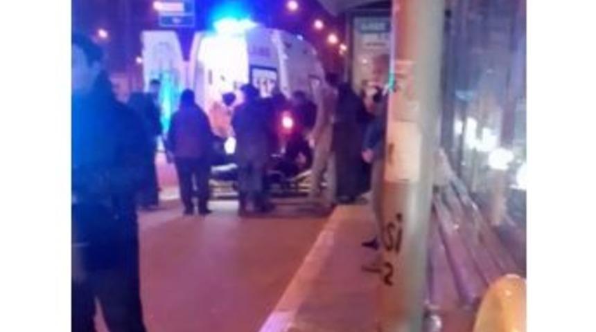 Otob&uuml;s Beklerken Bir Anda Yere Yığılan Gen&ccedil; Hastaneye Kaldırıldı