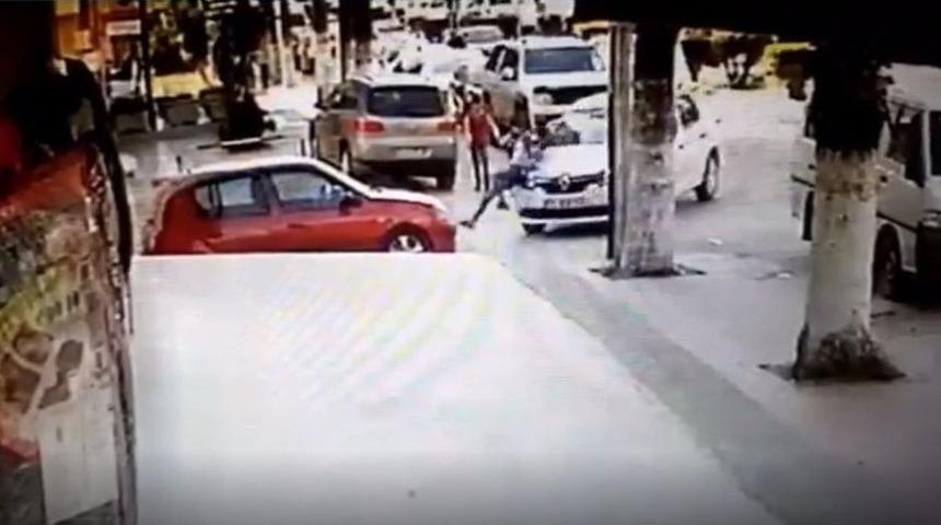 Kadın S&uuml;r&uuml;c&uuml;n&uuml;n İdaresindeki Otomobil Yolda Y&uuml;r&uuml;yen Kadına &Ccedil;arptı