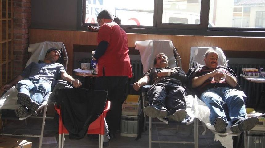 Zeytin Dalı Harekatı İ&ccedil;in Orman M&uuml;d&uuml;rl&uuml;ğ&uuml; &Ccedil;alışanlarından Kan Bağışı