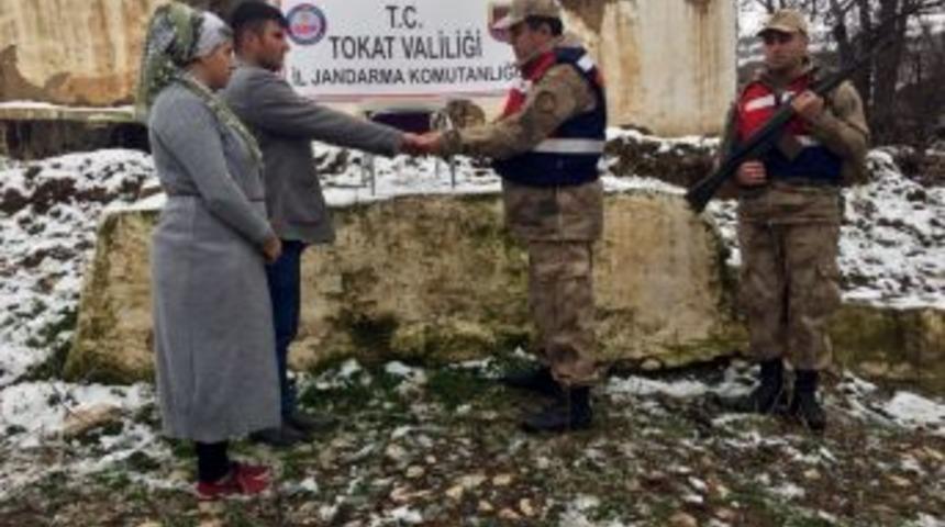 Yatak Odalarından &Ccedil;alınan Evlilik Y&uuml;z&uuml;kleri Gen&ccedil; &Ccedil;ifte Teslim Edildi