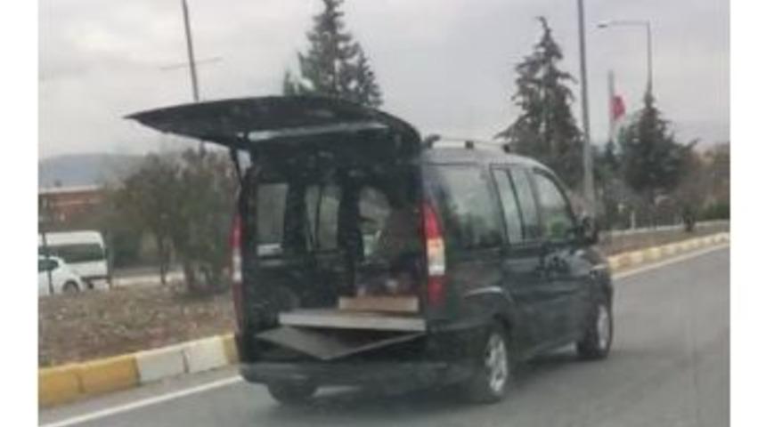 Bagaj Kapısı A&ccedil;ık Hafif Ticari Ara&ccedil; Kazaya Davetiye &Ccedil;ıkardı