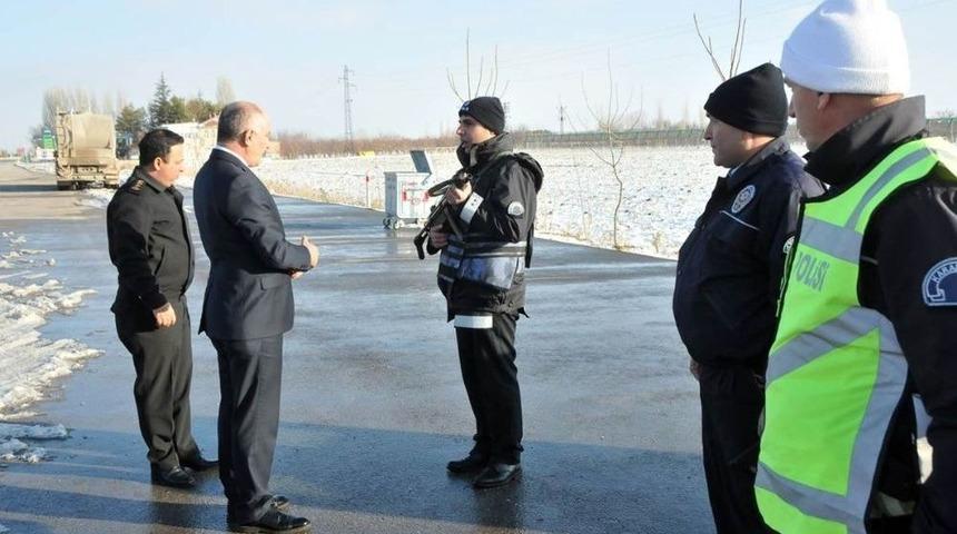 Vali Meral, Polis Ve Jandarma Uygulama Noktalarını İnceledi