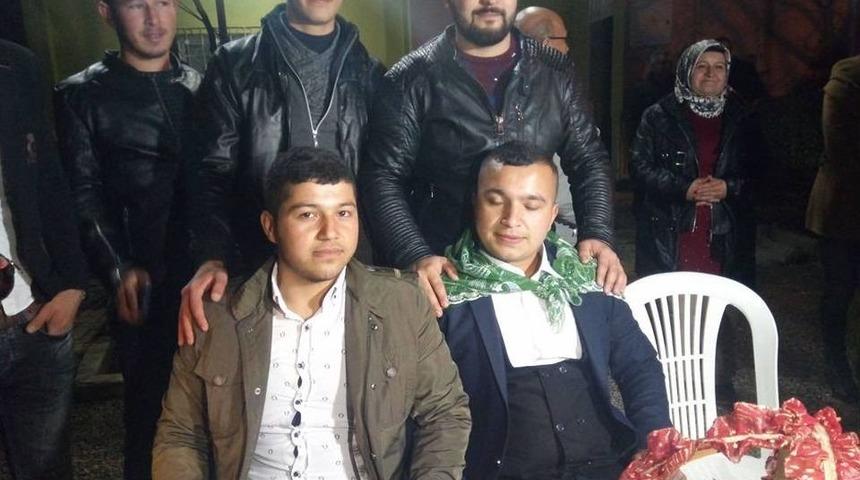 D&uuml;ğ&uuml;ne G&ouml;nderilir Gibi Asker Ocağına Uğurlandılar