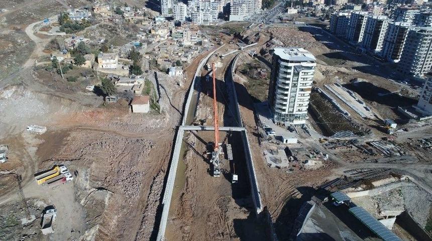 Narlıdere Kavşağında &Uuml;st Kirişler Atılıyor