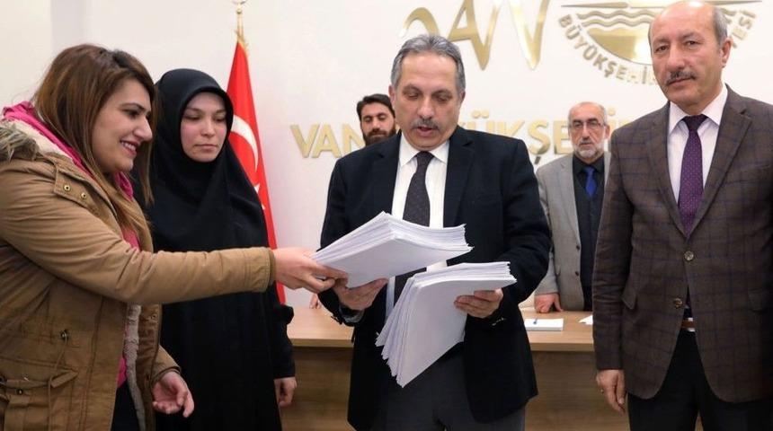 Van&rsquo;da &lsquo;pembe Otob&uuml;s&rsquo; İ&ccedil;in İmza Kampanyası