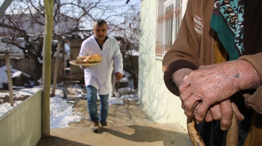 Karaman&rsquo;da Belediye Muhta&ccedil; 60 Aileye G&uuml;nl&uuml;k Sıcak Yemek Veriyor