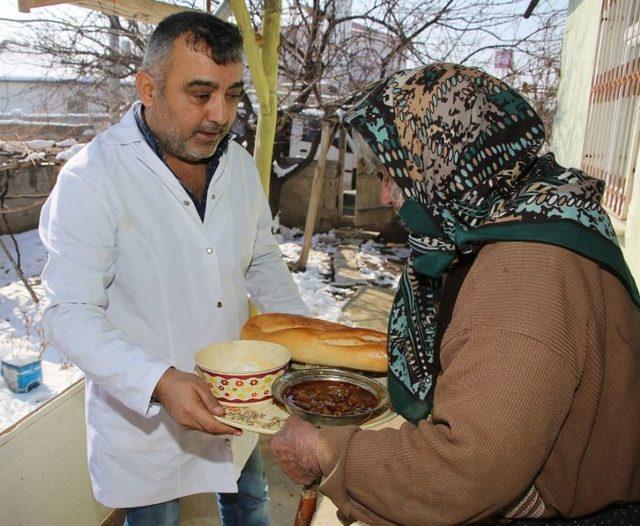 Karaman’da Belediye Muhtaç 60 Aileye Günlük Sıcak Yemek Veriyor