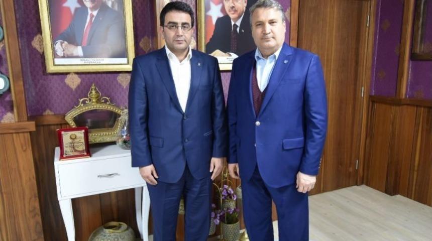 Başkan &Ccedil;er&ccedil;i Ak Parti Yeni İl&ccedil;e Başkanını Ağırladı