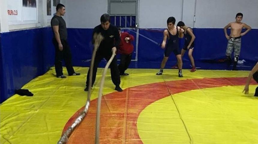 İl M&uuml;d&uuml;r&uuml; &Ouml;zt&uuml;rk G&uuml;reş&ccedil;ilerle Antrenman Yaptı