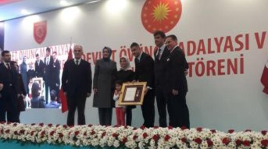 15 Temmuz Gazisi Polis Memuru Aydın &Ouml;v&uuml;n&ccedil; Madalyasını Aldı