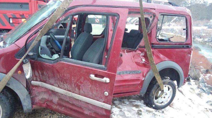 Kamyonet Nehre U&ccedil;tu, 4 Kişi Y&uuml;zerek Kurtuldu