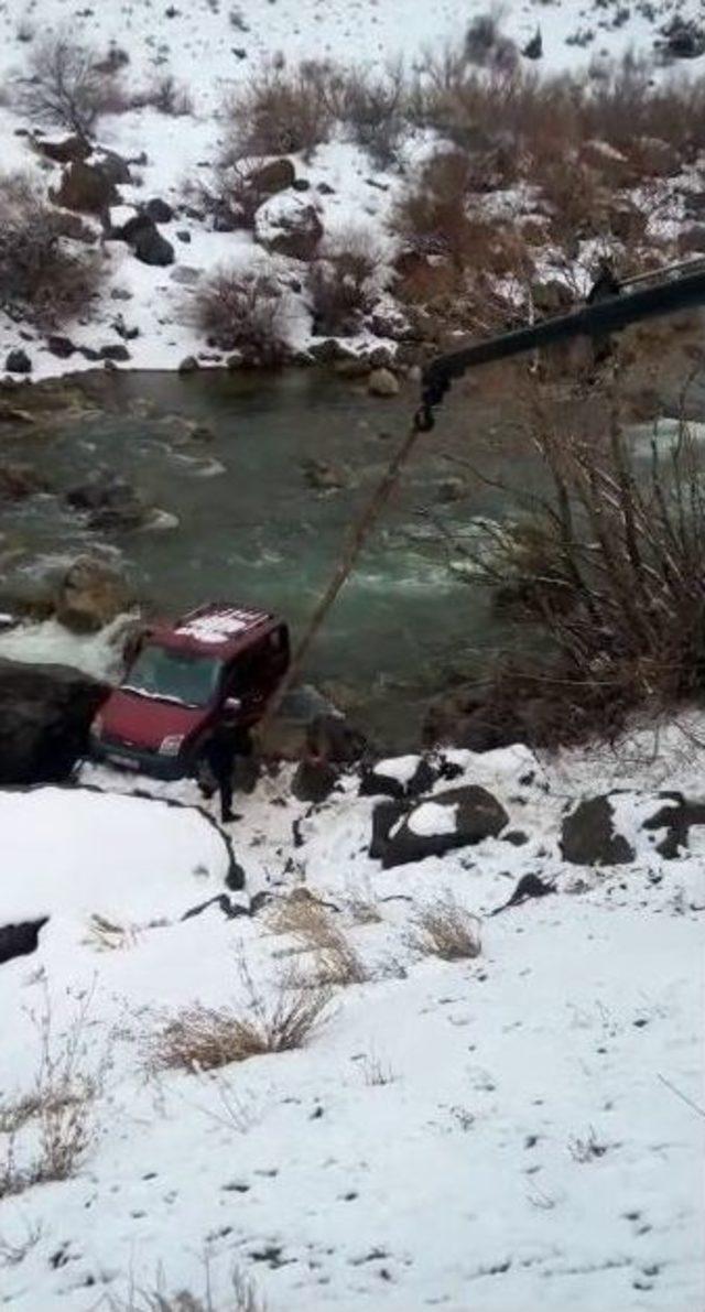 Kamyonet Nehre Uçtu, 4 Kişi Yüzerek Kurtuldu