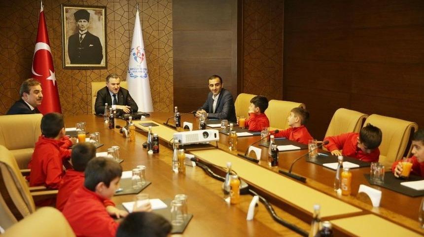 Şırnaklı &Ccedil;ocuklardan Bakan Osman Aşkın Bak&rsquo;a Anlamlı Ziyaret