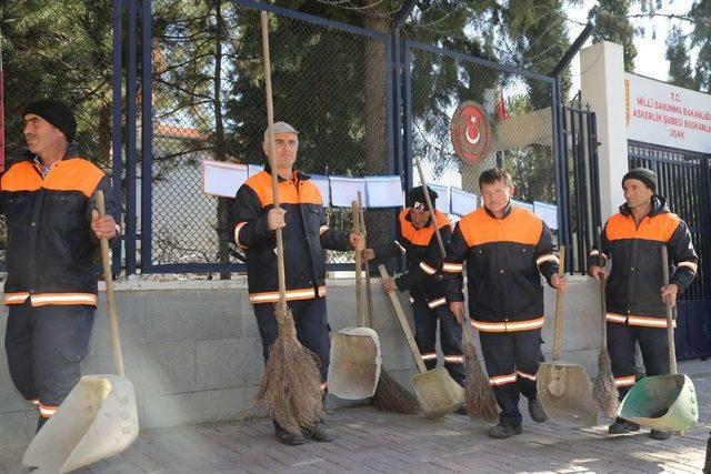 Uşak’ın Sokaklarını Temizleyen İşçiler Afrin’i De Terörden Arındırmak İstiyor