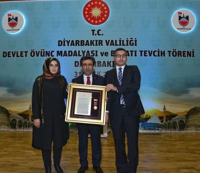 Vali Güzeloğlu, Devlet Övünç Madalyası Ve Beratı Tevcih Törenine Katıldı