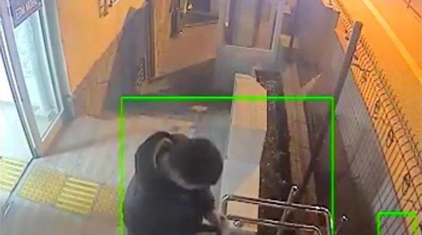 Dolmuşta Darp Edilen İşitme Engelli Karakolda G&uuml;venlik Kamerasına B&ouml;yle Yakalandı