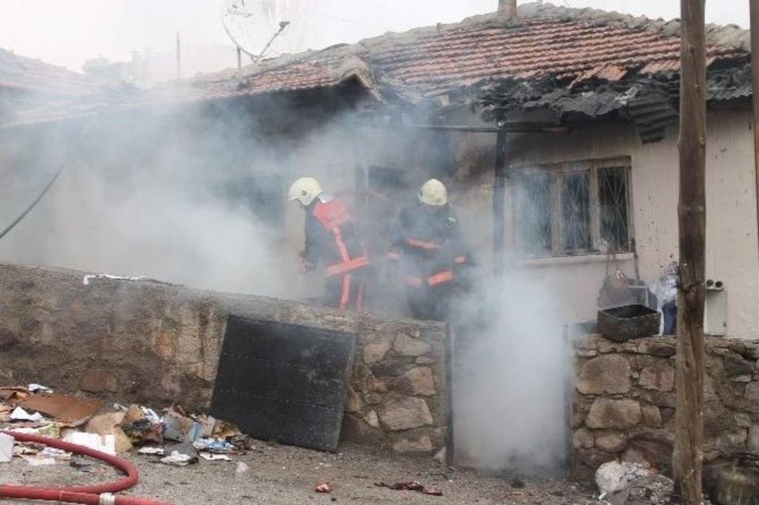 Başkent&rsquo;te Gecekondu Yangını: 3 Yaralı
