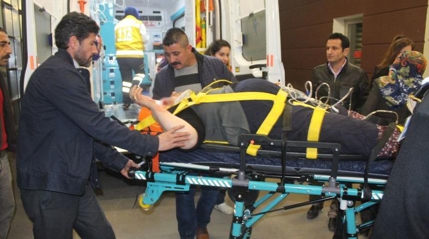 Otomobiller Kafa Kafaya &Ccedil;arpıştı: 7 Yaralı