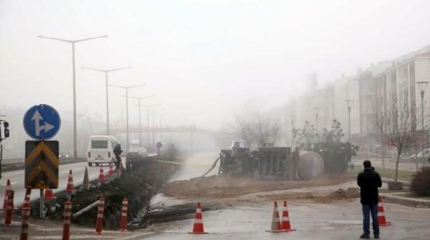 G&ouml;lbaşı'nda 26 Ton Methanol Y&uuml;kl&uuml; Tır Devrildi