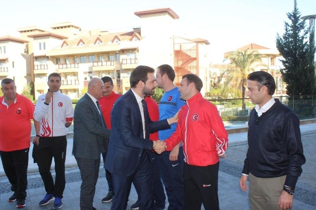 Bakan Yardımcısı Boynukalın, Milli Takım Kampını Ziyaret Etti