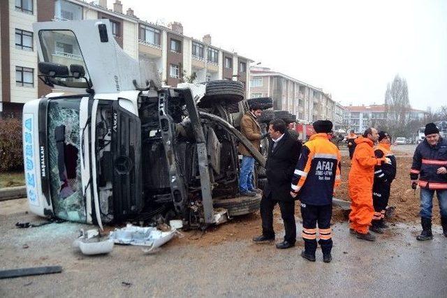 Gölbaşı’nda Metanol Yüklü Tır Devrildi