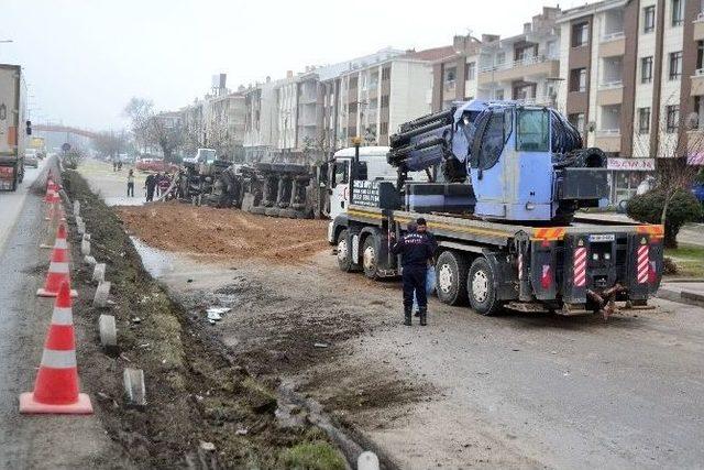 Gölbaşı’nda Metanol Yüklü Tır Devrildi