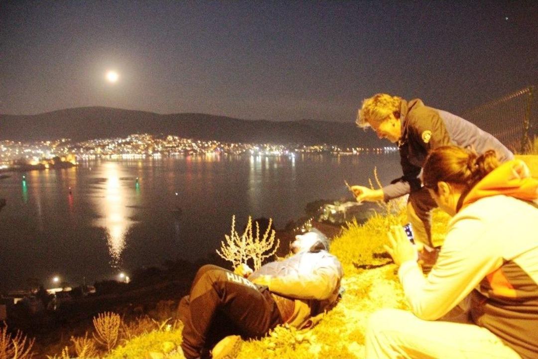 S&uuml;per Mavi Kanlı Ay&rsquo;la Fotoğraf &Ccedil;ektirmek İ&ccedil;in Şekilden Şekle Girdiler