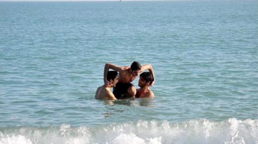 Antalya'da G&uuml;neşi G&ouml;ren Sahile Koştu