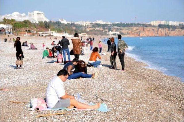 Antalya da G&uuml;neşi G&ouml;ren Sahile Koştu 1