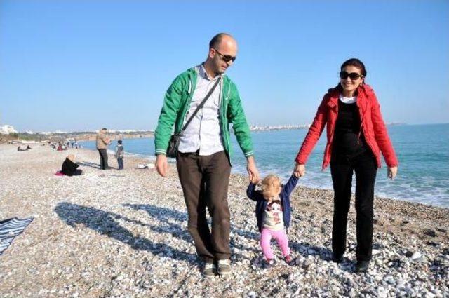 Antalya da G&uuml;neşi G&ouml;ren Sahile Koştu 3