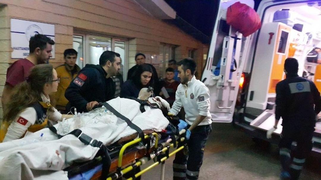 Minib&uuml;s Kamyona Arkadan &Ccedil;arptı: 1 Ağır Yaralı