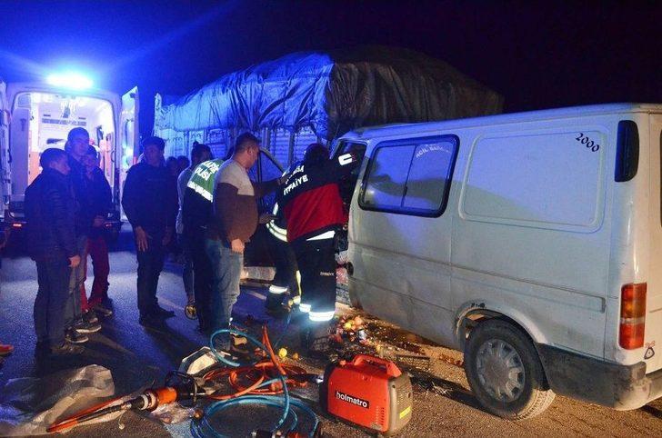 Minibüs Kamyona Arkadan Çarptı: 1 Ağır Yaralı G1