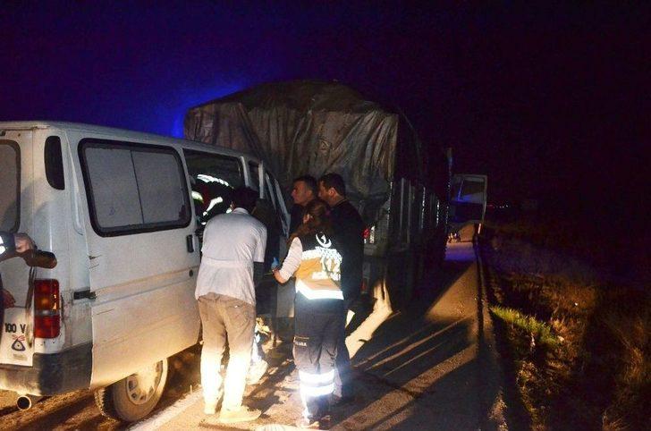 Minibüs Kamyona Arkadan Çarptı: 1 Ağır Yaralı G2