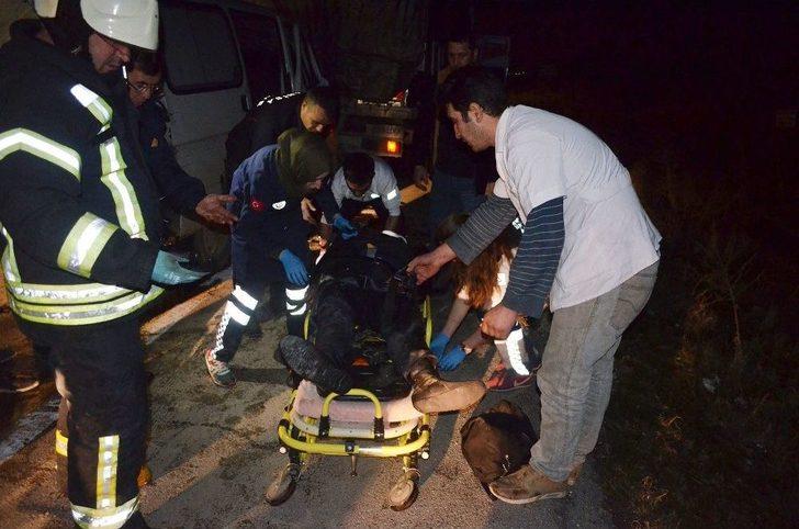 Minibüs Kamyona Arkadan Çarptı: 1 Ağır Yaralı G3