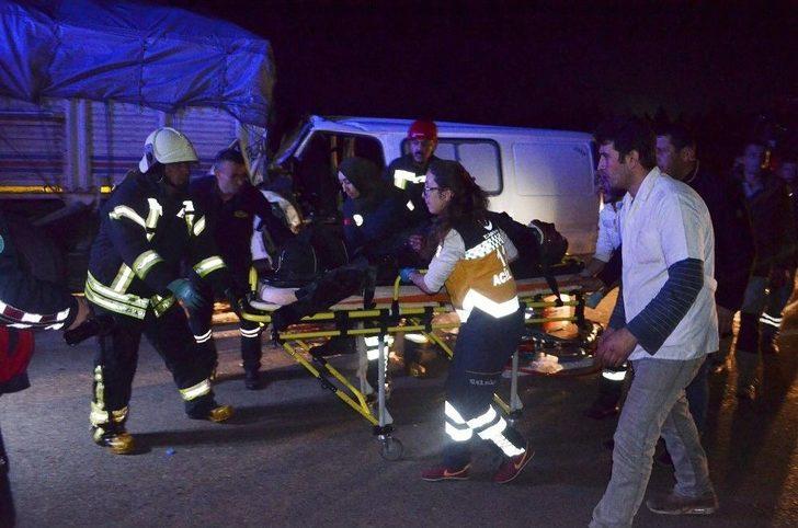 Minibüs Kamyona Arkadan Çarptı: 1 Ağır Yaralı G4