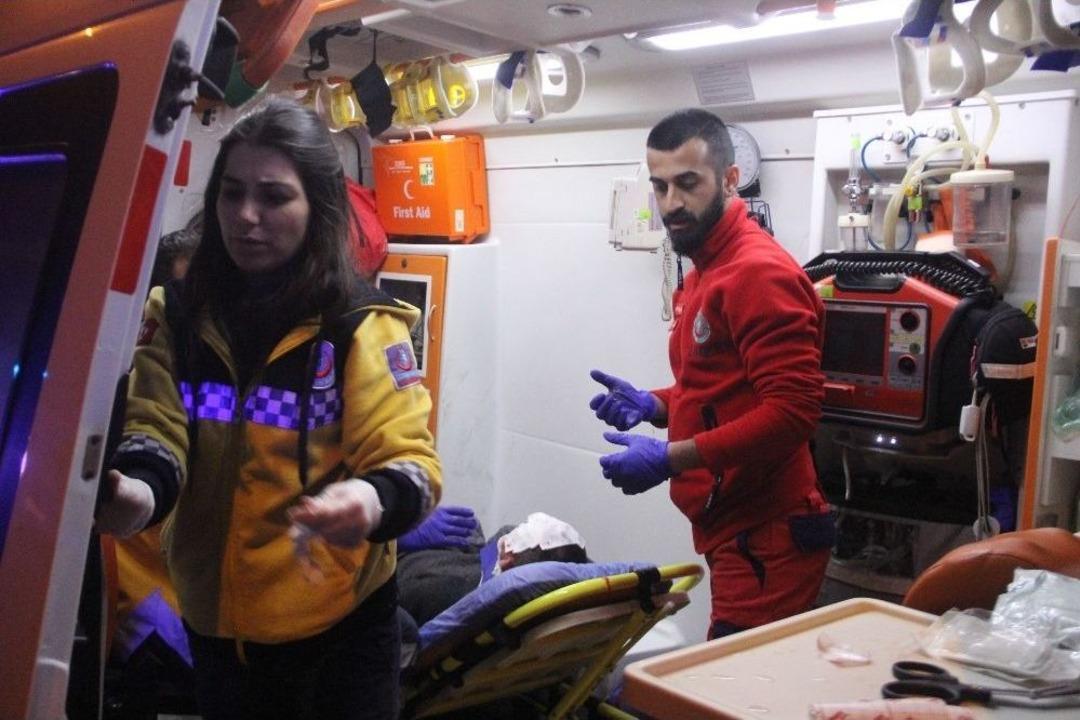 Tıra Arkadan &Ccedil;arpan Minib&uuml;s İkiye B&ouml;l&uuml;nd&uuml;: 1 &Ouml;l&uuml;, 1 Yaralı