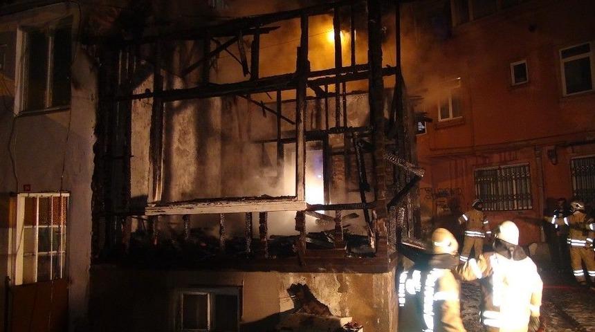 Fatih&rsquo;te Ahşap Evde Yangın