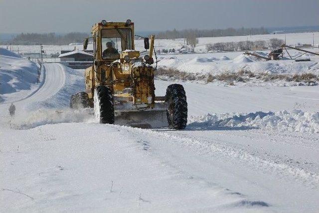 Tuşba Belediyesi&rsquo;nden Kar Temizleme &Ccedil;alışmaları 2