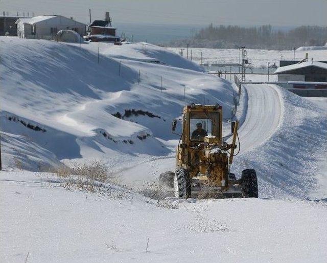 Tuşba Belediyesi&rsquo;nden Kar Temizleme &Ccedil;alışmaları 1