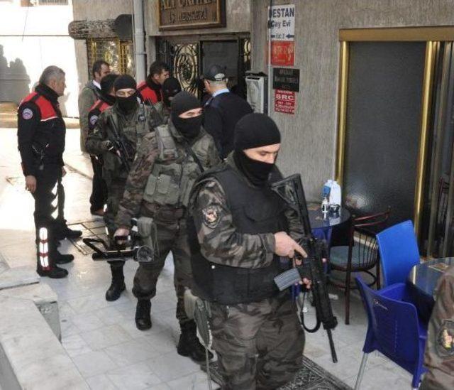 Kız Arkadaşının Terk Ettiği Madde Bağımlısı, Silahla Pencereye Çıktı 1