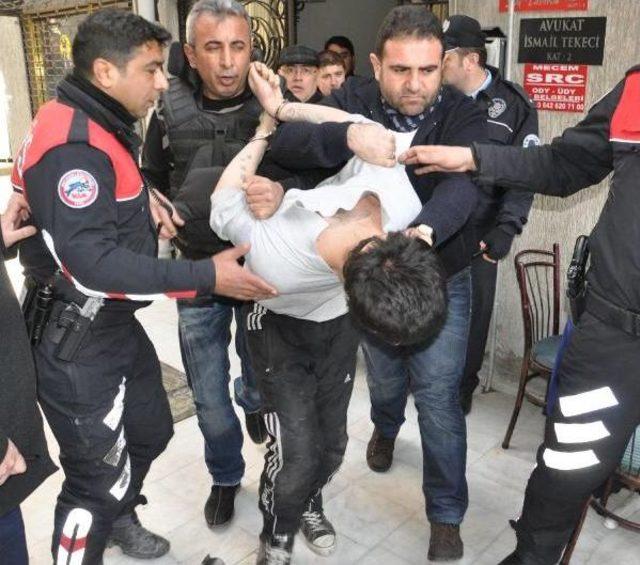 Kız Arkadaşının Terk Ettiği Madde Bağımlısı, Silahla Pencereye Çıktı 2