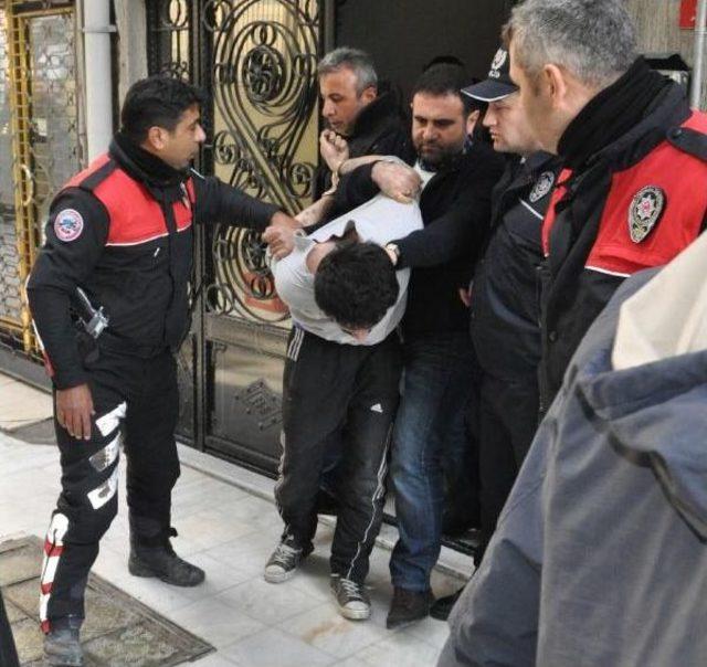 Kız Arkadaşının Terk Ettiği Madde Bağımlısı, Silahla Pencereye Çıktı 3