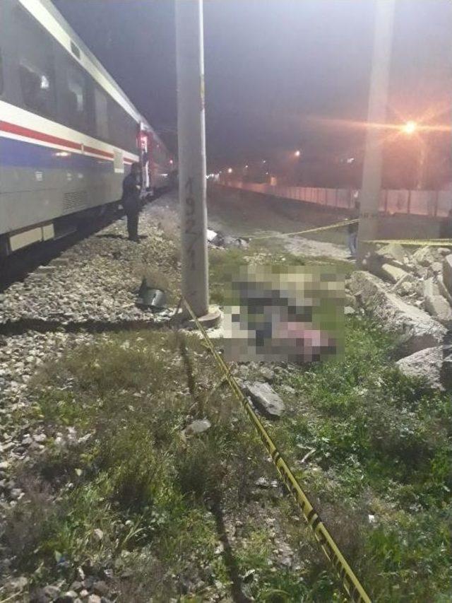 Yolcu Treni Motosiklete Çarptı: 2 Ölü 1