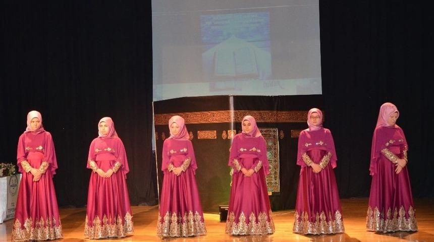 Hafizeler Ta&ccedil;larını Taktı