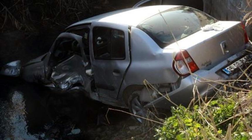 Taziyeden D&ouml;nenleri Taşıyan Otomobil Başka Bir Otomobil Ile &Ccedil;arpıştı: 6 Yaralı