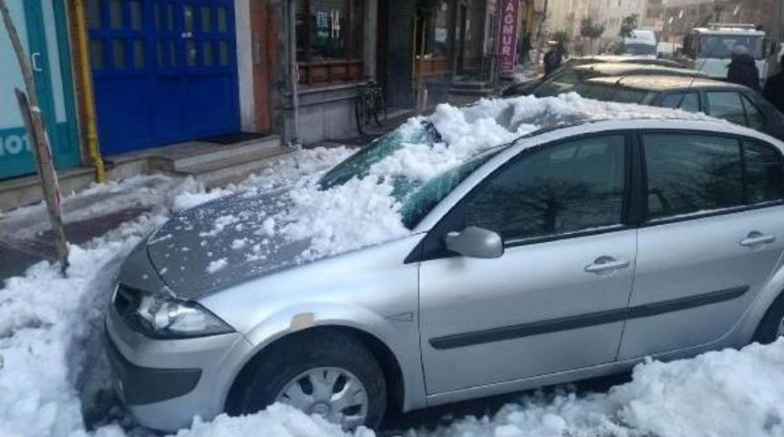 &Uuml;zerine Buz K&uuml;tlesi D&uuml;şen Otomobiller Hasar G&ouml;rd&uuml;